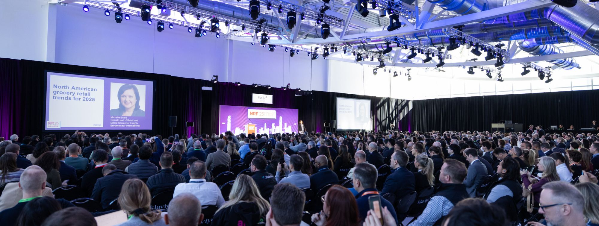Grande audience assistante à une conférence sur scène au salon NRF