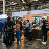 Visiteurs découvrant les innovations de l’Innovators Showcase à NRF 2026: Retail’s Big Show Europe