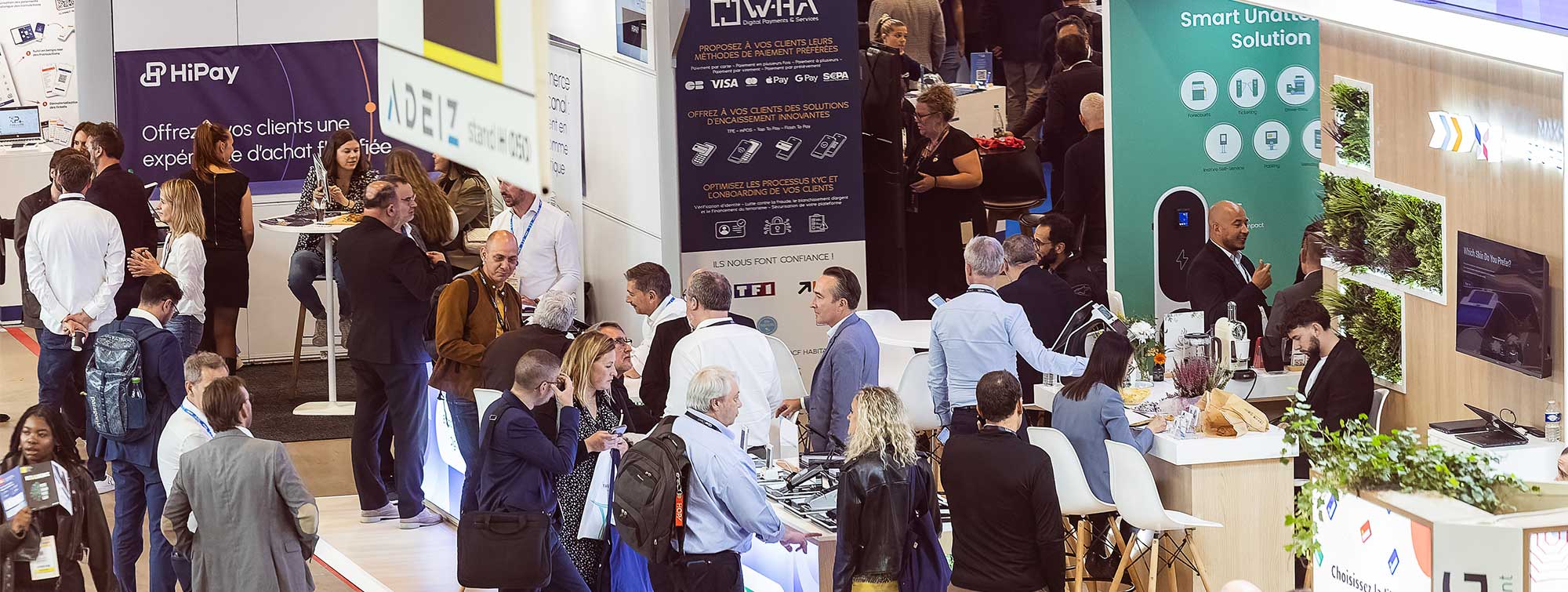 Vue animée des interactions sur les stands du salon, mettant en avant les solutions digitales et innovantes proposées par les exposants.