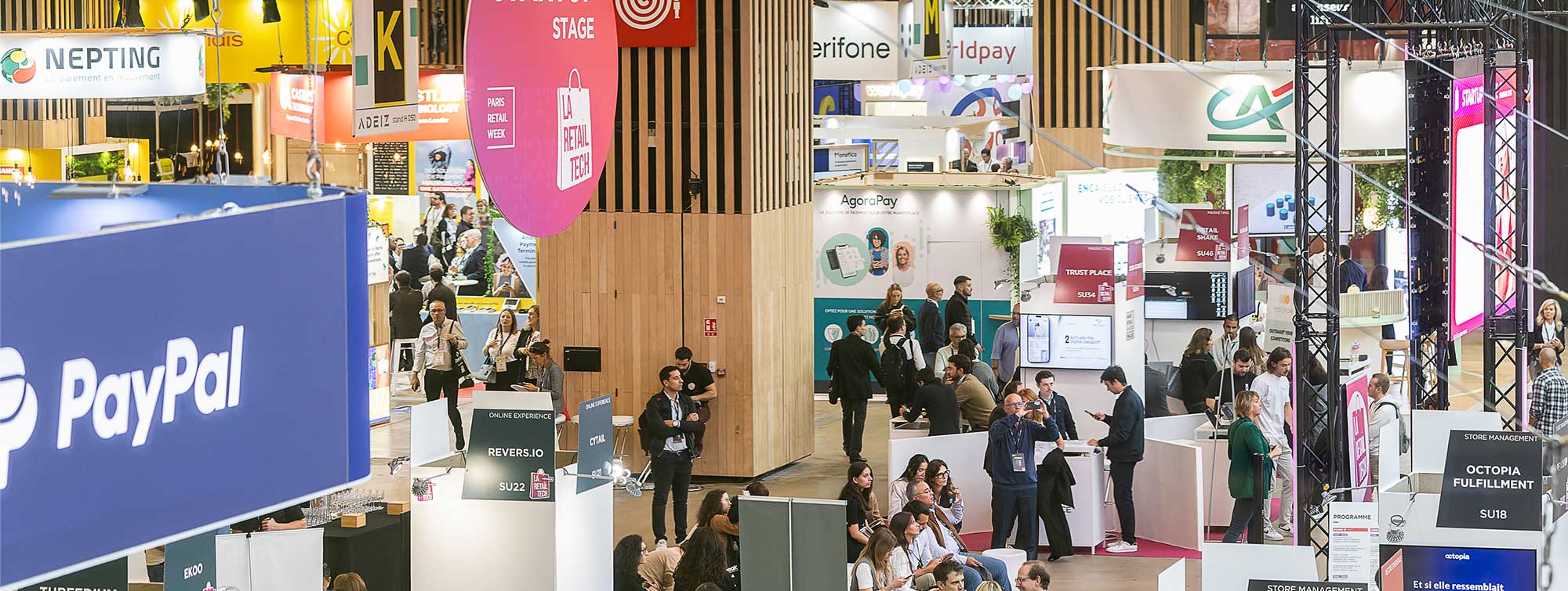 Vue aérienne des stands et de l'activité sur le salon, avec des espaces dédiés à La Retail Tech et à des solutions de paiement.