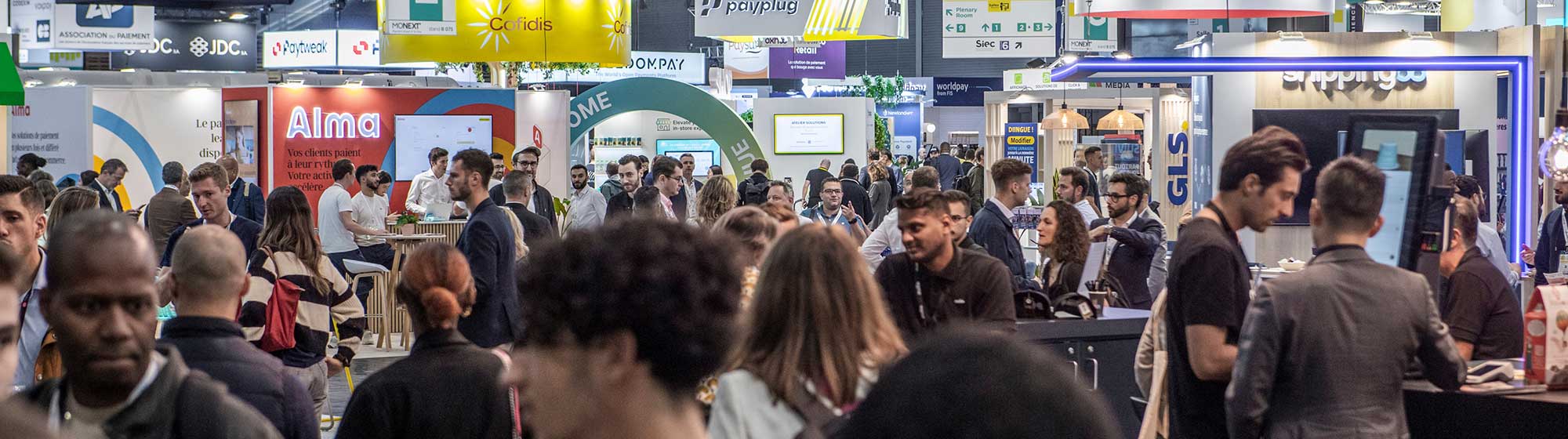 Foule de visiteurs dans les allées du salon